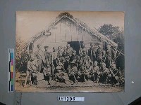 1874年牡丹社事件時西鄉從道與幕僚及臺灣原住民合照藏品圖，第4張